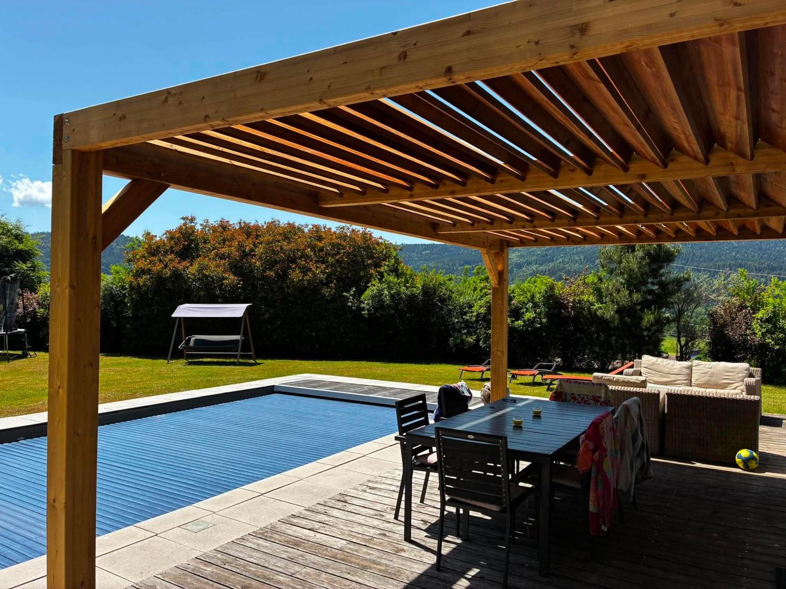 Pergola en pin autoclave au bord de la piscine